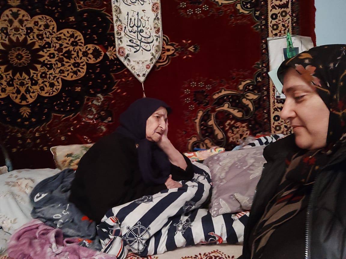 Оказывает социально-бытовые услуги. согласно  утвержденному графику посещения.